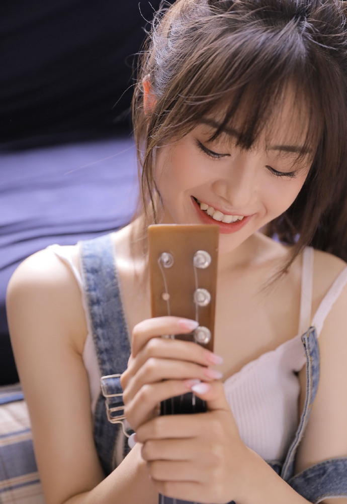 高马尾美女牛仔背带裤精选图片