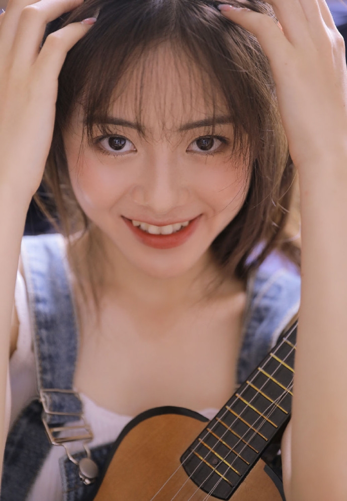 高马尾美女牛仔背带裤精选图片