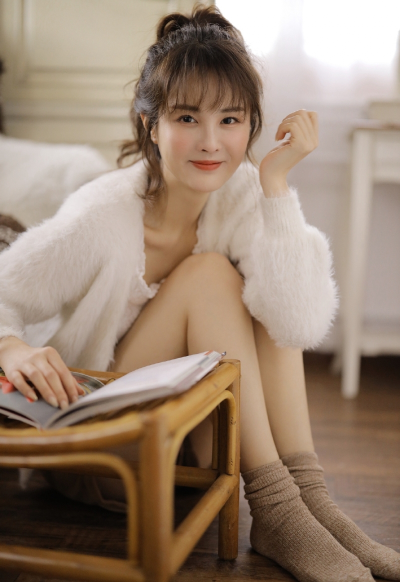 高马尾小姐姐超短裤大长腿美图