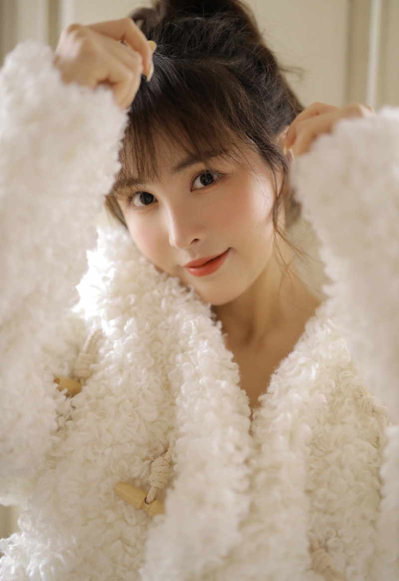 高马尾小姐姐超短裤大长腿美图