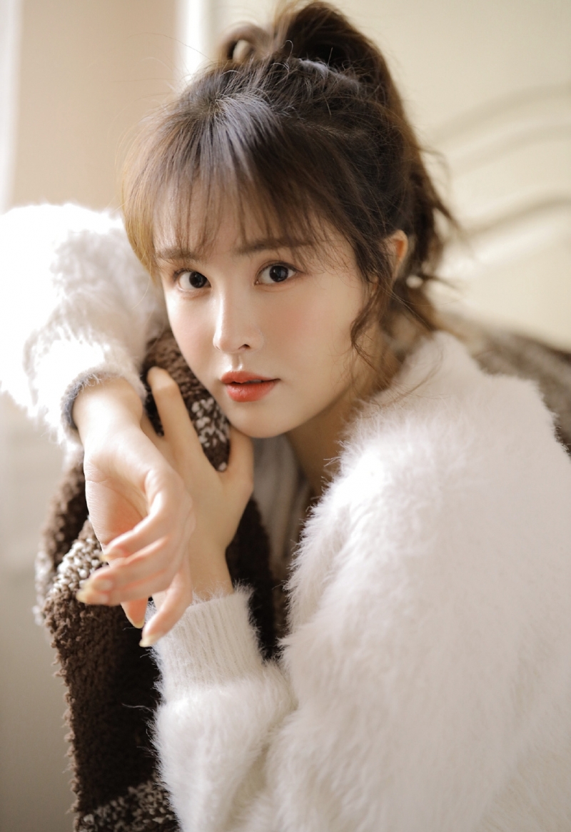 高马尾小姐姐超短裤大长腿美图