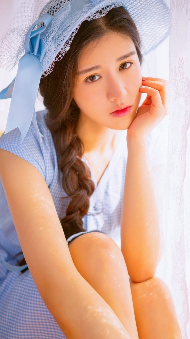 麻花辫小姐姐红唇雪肤精选图片