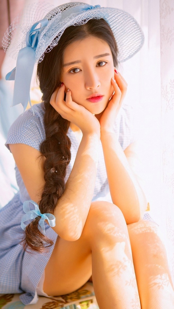 麻花辫小姐姐红唇雪肤精选图片