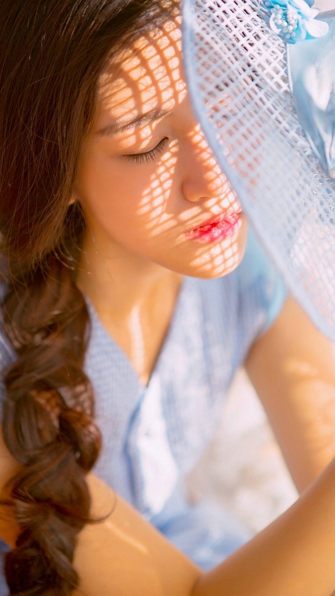 麻花辫小姐姐红唇雪肤精选图片