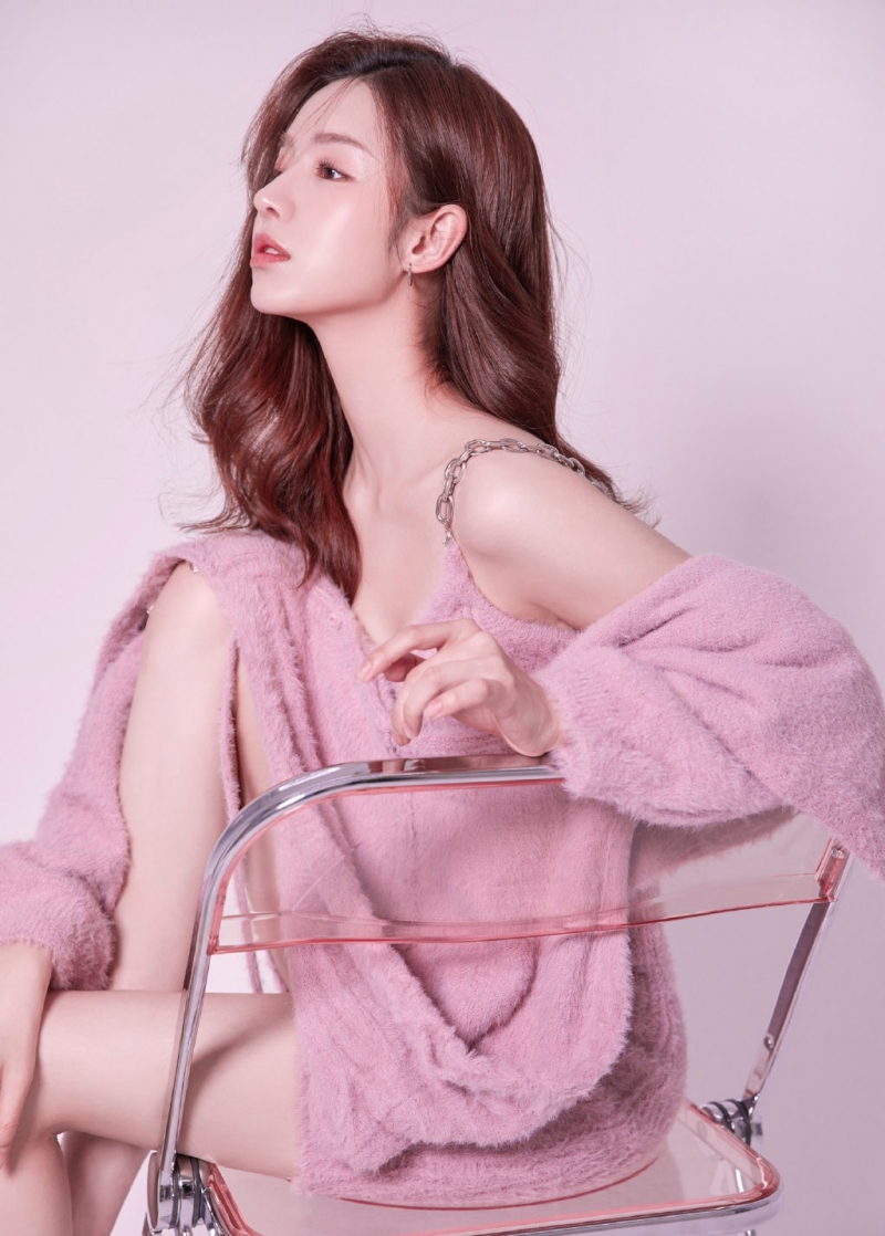 波浪卷发美女御姐香肩美腿写真