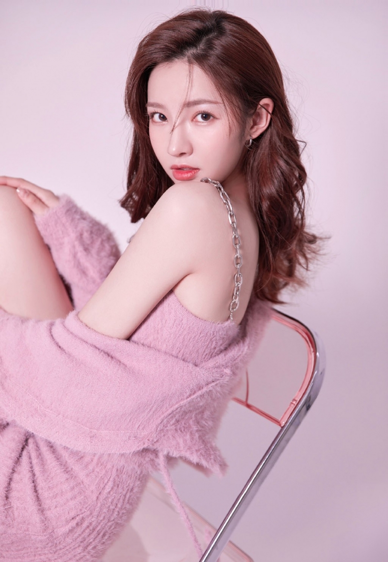 波浪卷发美女御姐香肩美腿写真