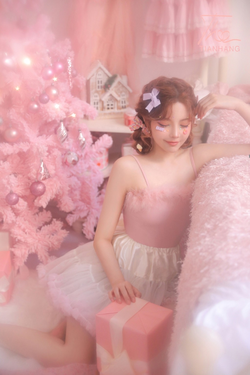 粉嫩小妹吊带短裙梦幻唯美写真