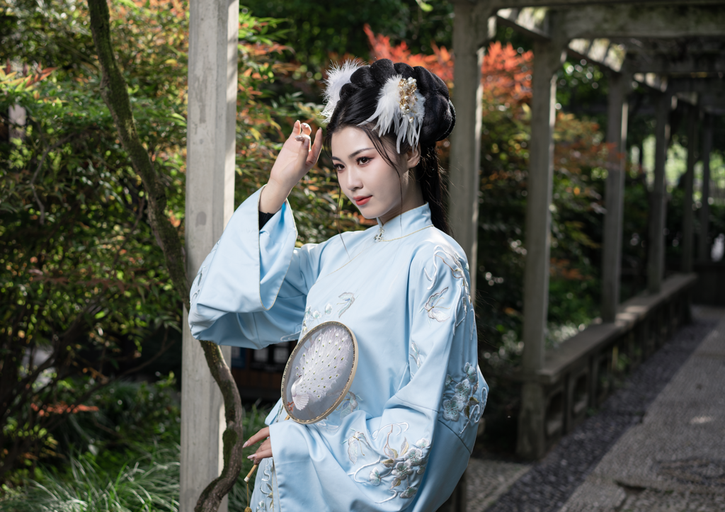 国色天香汉服美女手执罗扇美图