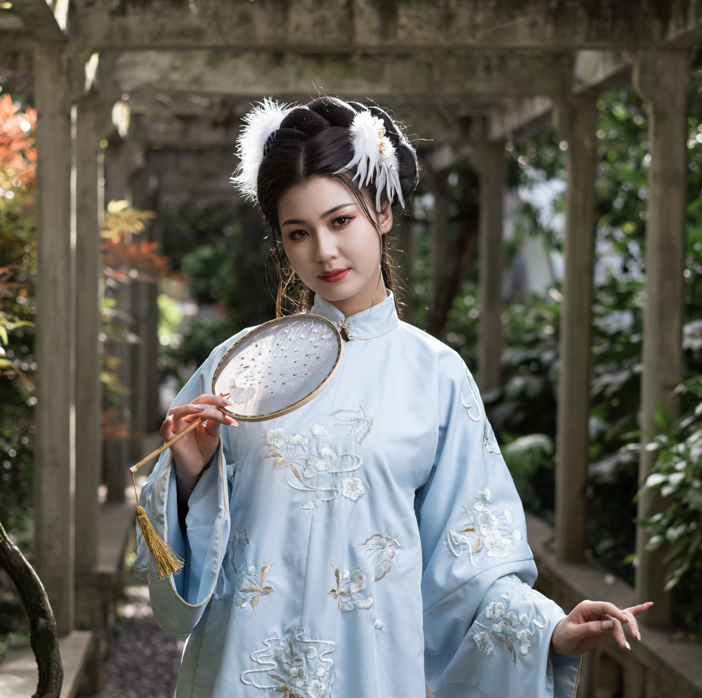 国色天香汉服美女手执罗扇美图