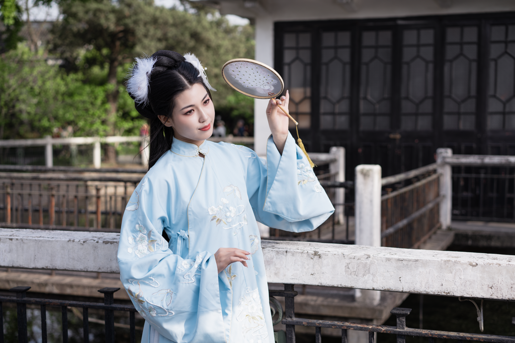 国色天香汉服美女手执罗扇美图