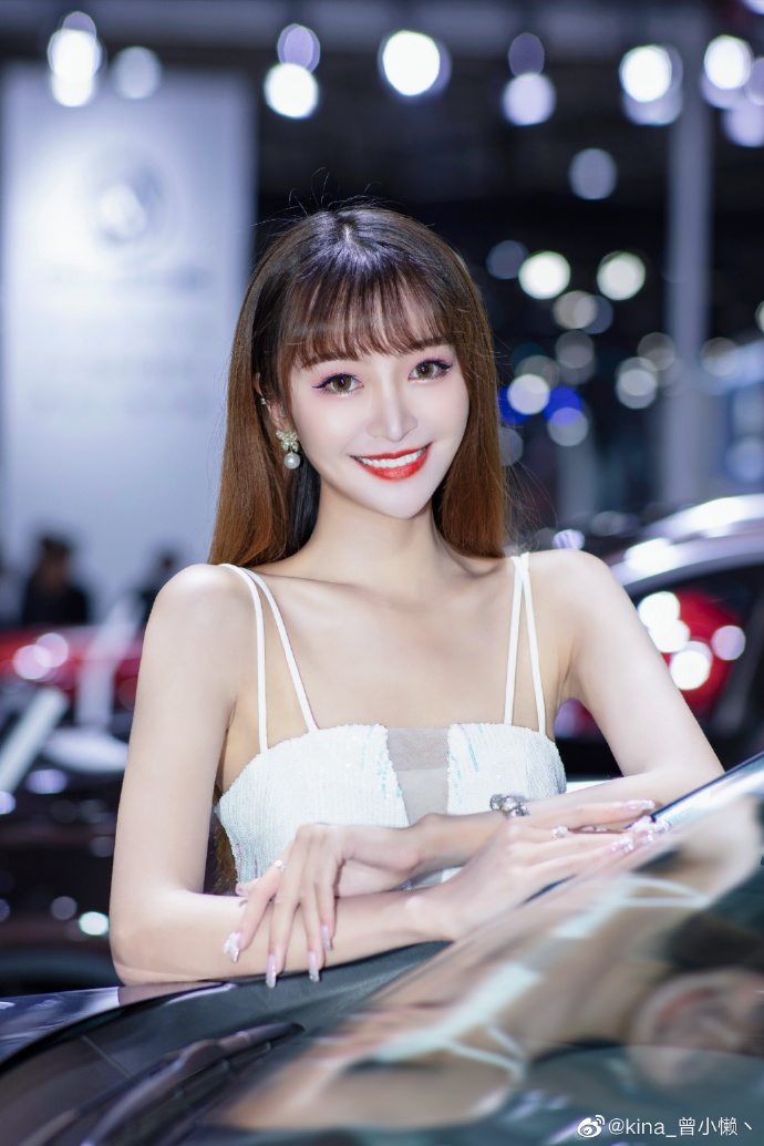 红唇美女车模吊带香肩诱惑私拍