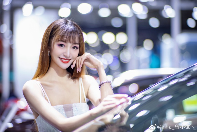 红唇美女车模吊带香肩诱惑私拍