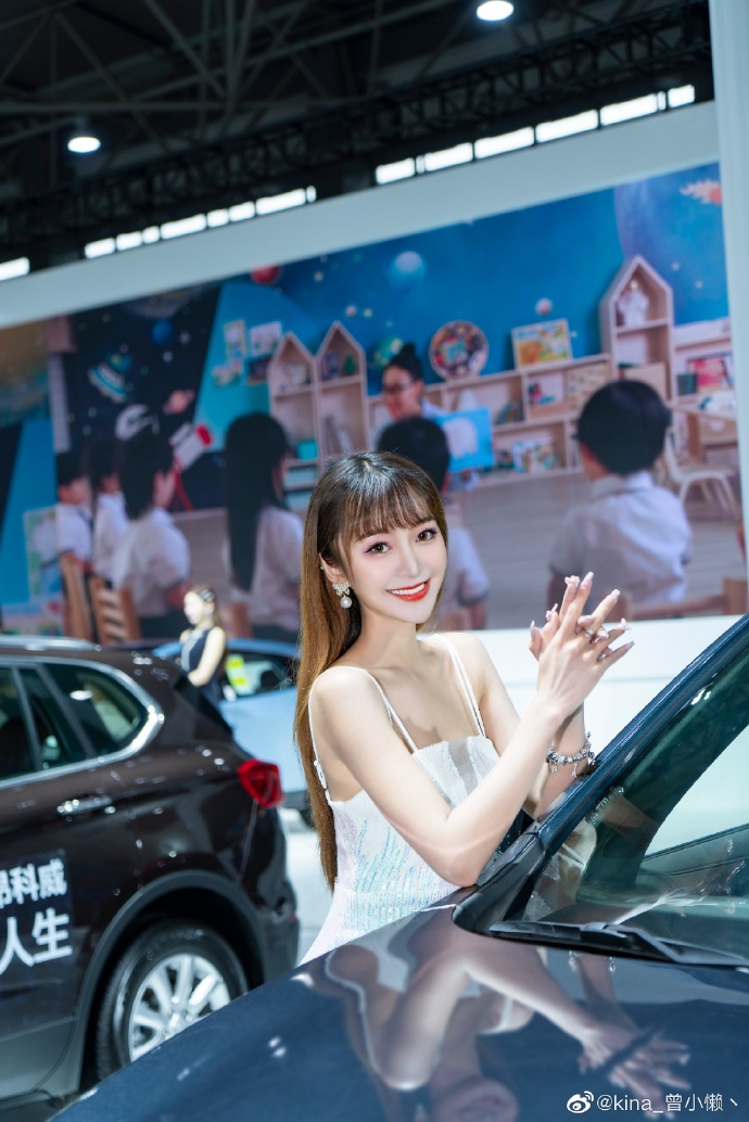 红唇美女车模吊带香肩诱惑私拍