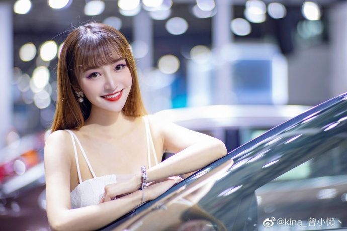 红唇美女车模吊带香肩诱惑私拍