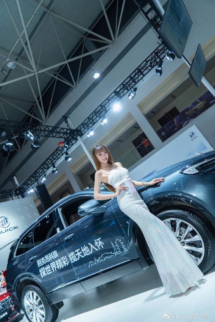 红唇美女车模吊带香肩诱惑私拍