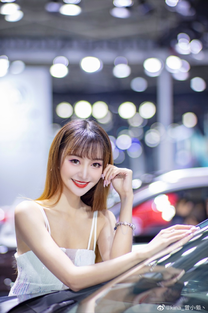 红唇美女车模吊带香肩诱惑私拍