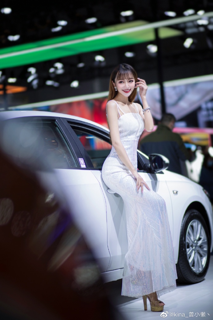 红唇美女车模吊带香肩诱惑私拍