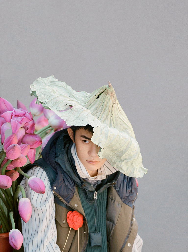 易烊千玺手执折扇静享悠闲写真