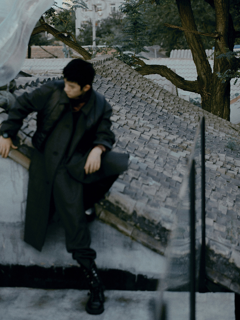 易烊千玺手执折扇静享悠闲写真