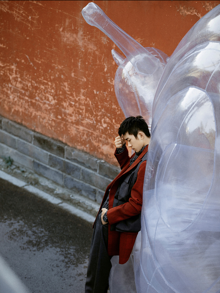 易烊千玺手执折扇静享悠闲写真