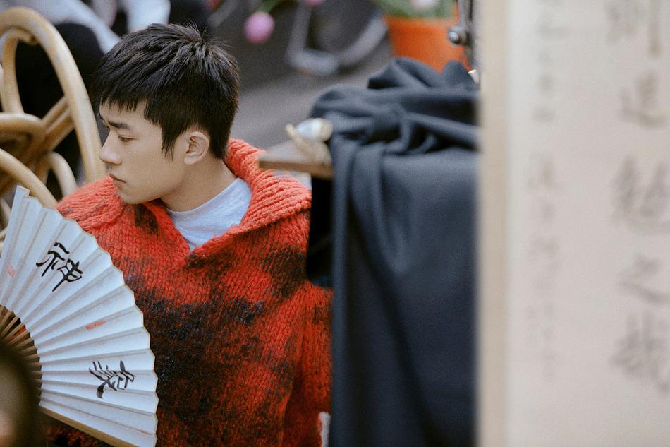 易烊千玺手执折扇静享悠闲写真