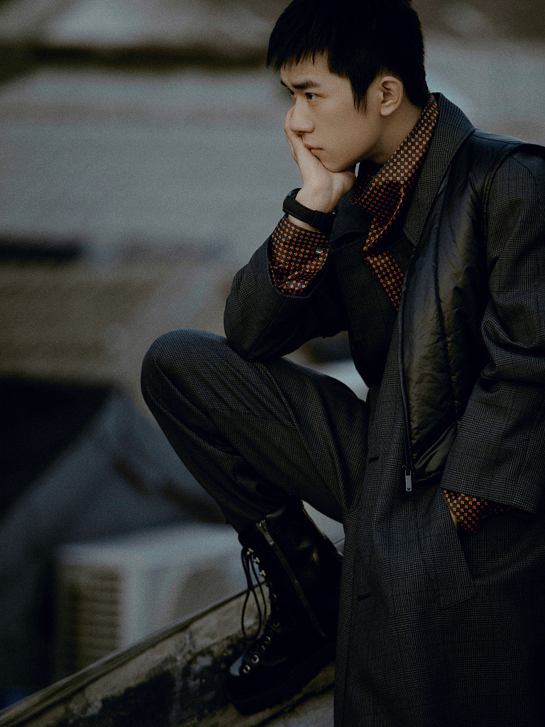 易烊千玺手执折扇静享悠闲写真