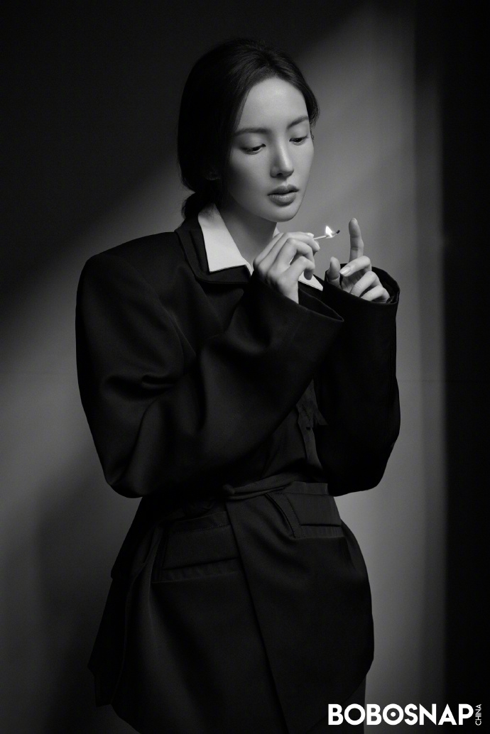 金晨裸背造型尽显完美身材写真