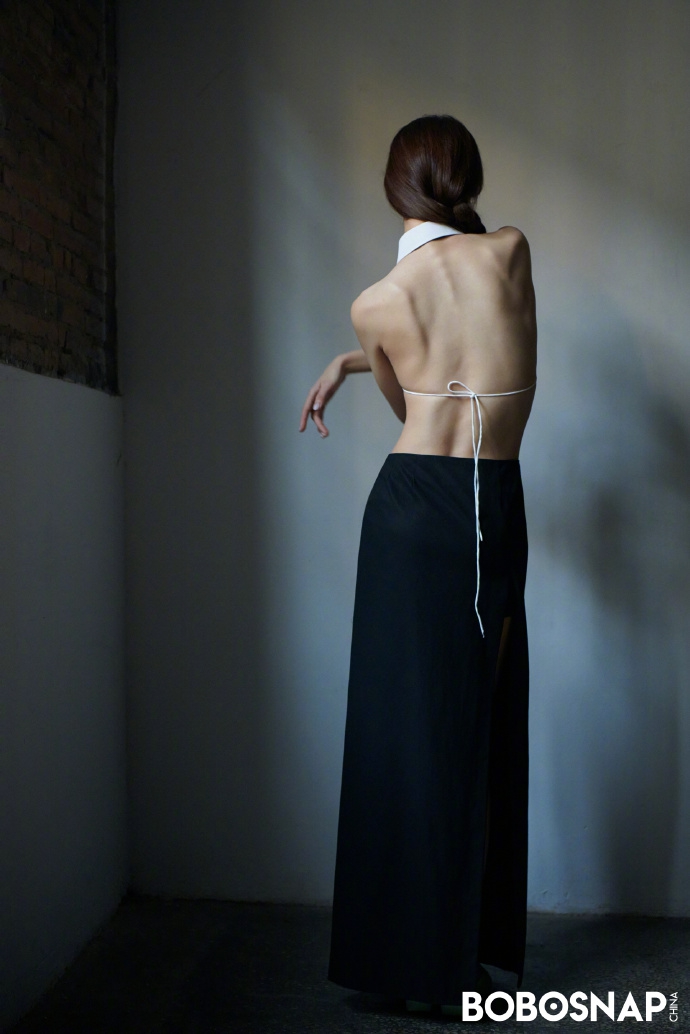 金晨裸背造型尽显完美身材写真