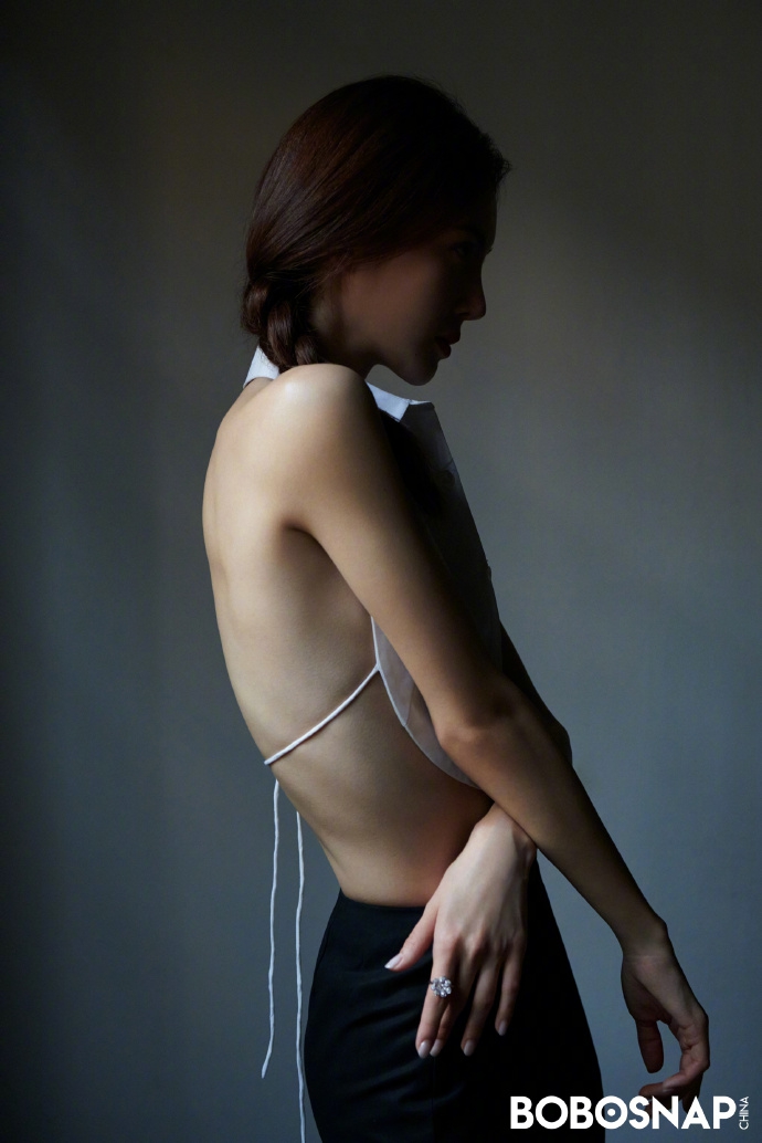 金晨裸背造型尽显完美身材写真