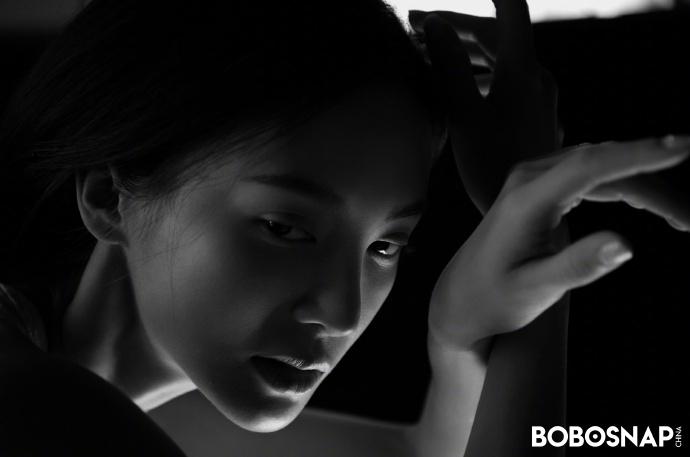 金晨裸背造型尽显完美身材写真