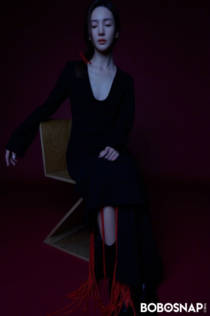 金晨裸背造型尽显完美身材写真