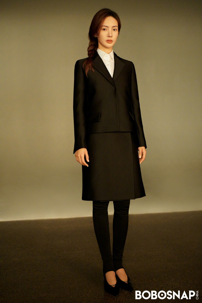 金晨裸背造型尽显完美身材写真