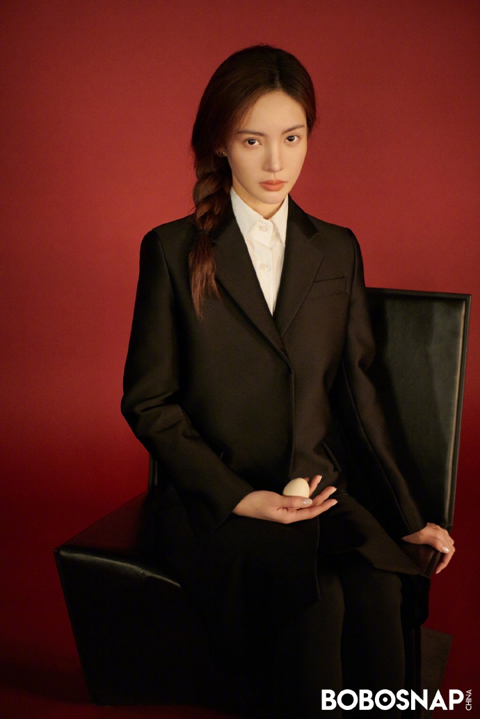 金晨裸背造型尽显完美身材写真