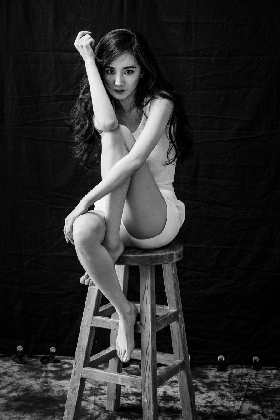 杨幂亦柔亦刚完美演绎屠灵写真