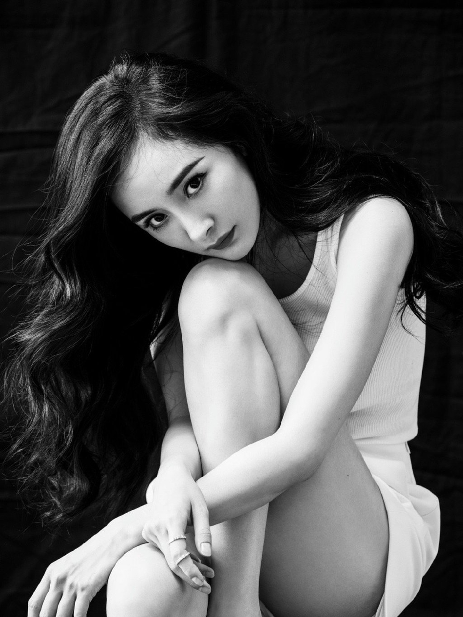 杨幂亦柔亦刚完美演绎屠灵写真