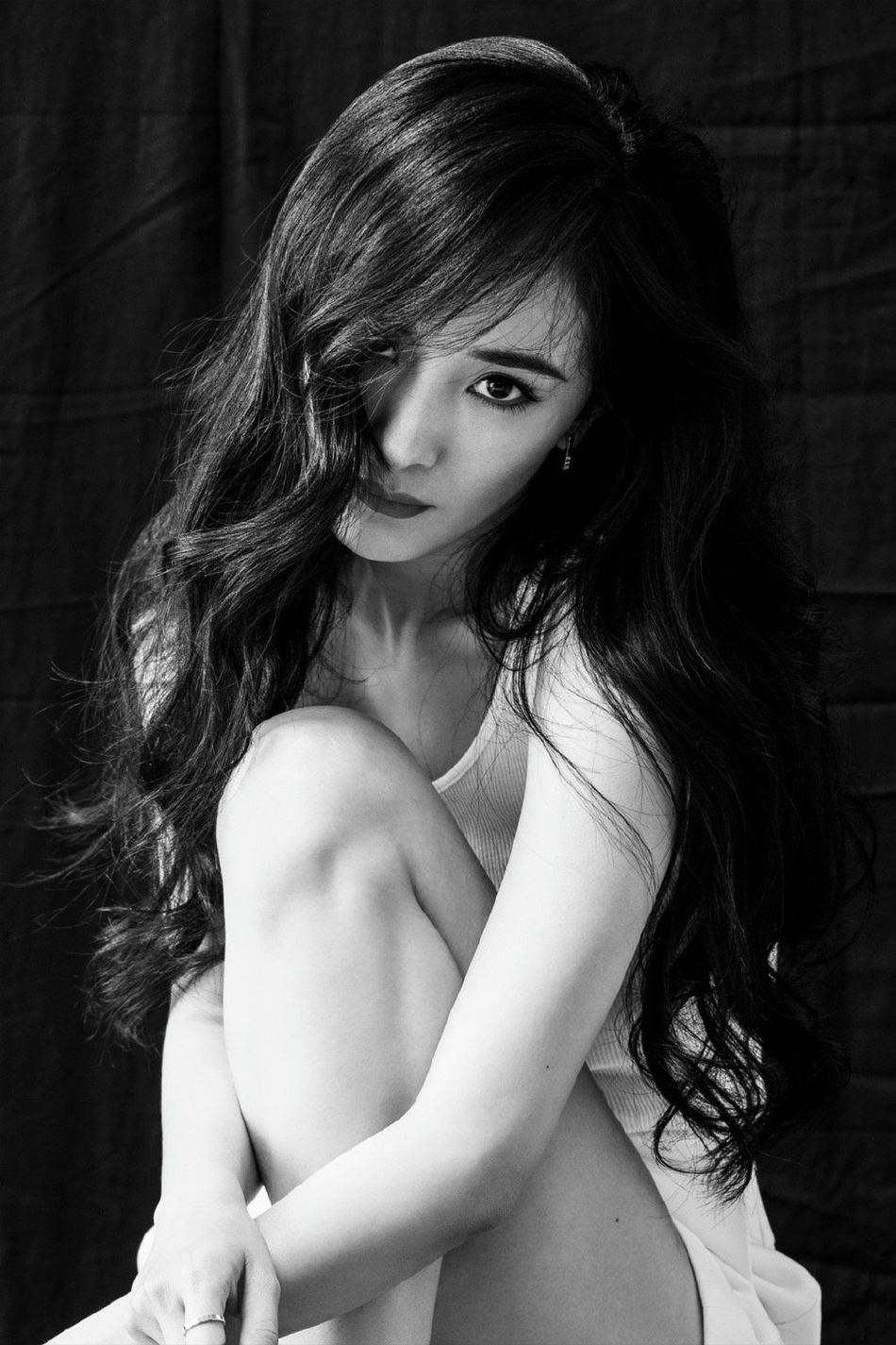 杨幂亦柔亦刚完美演绎屠灵写真