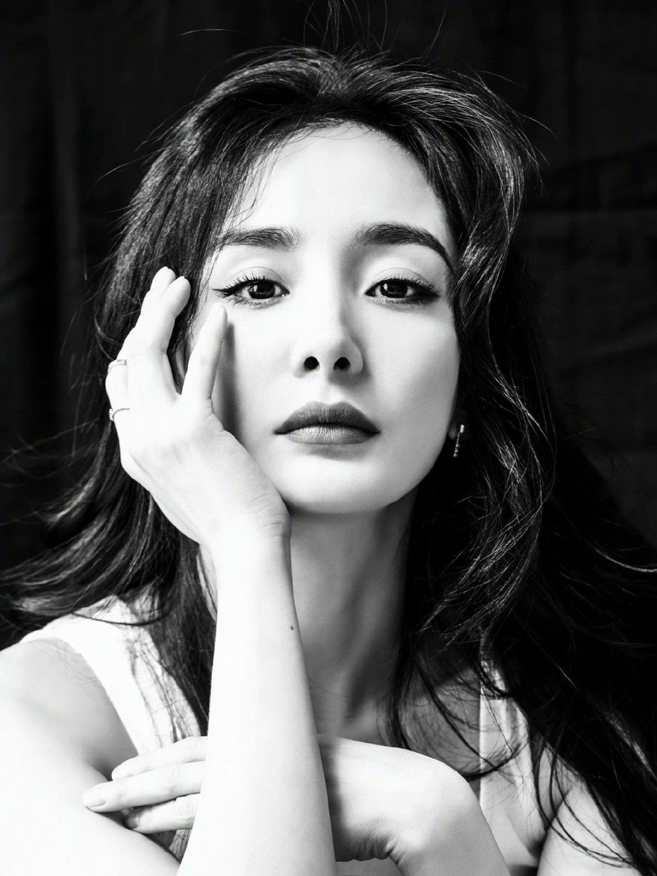 杨幂亦柔亦刚完美演绎屠灵写真