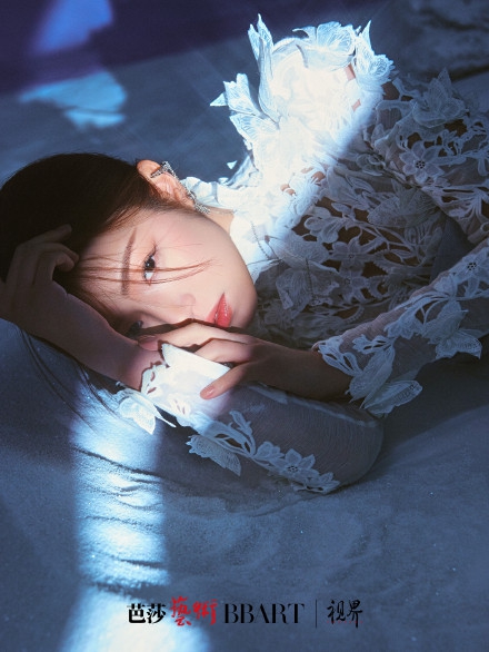 陈妍希轻盈妆容充满氧气感写真