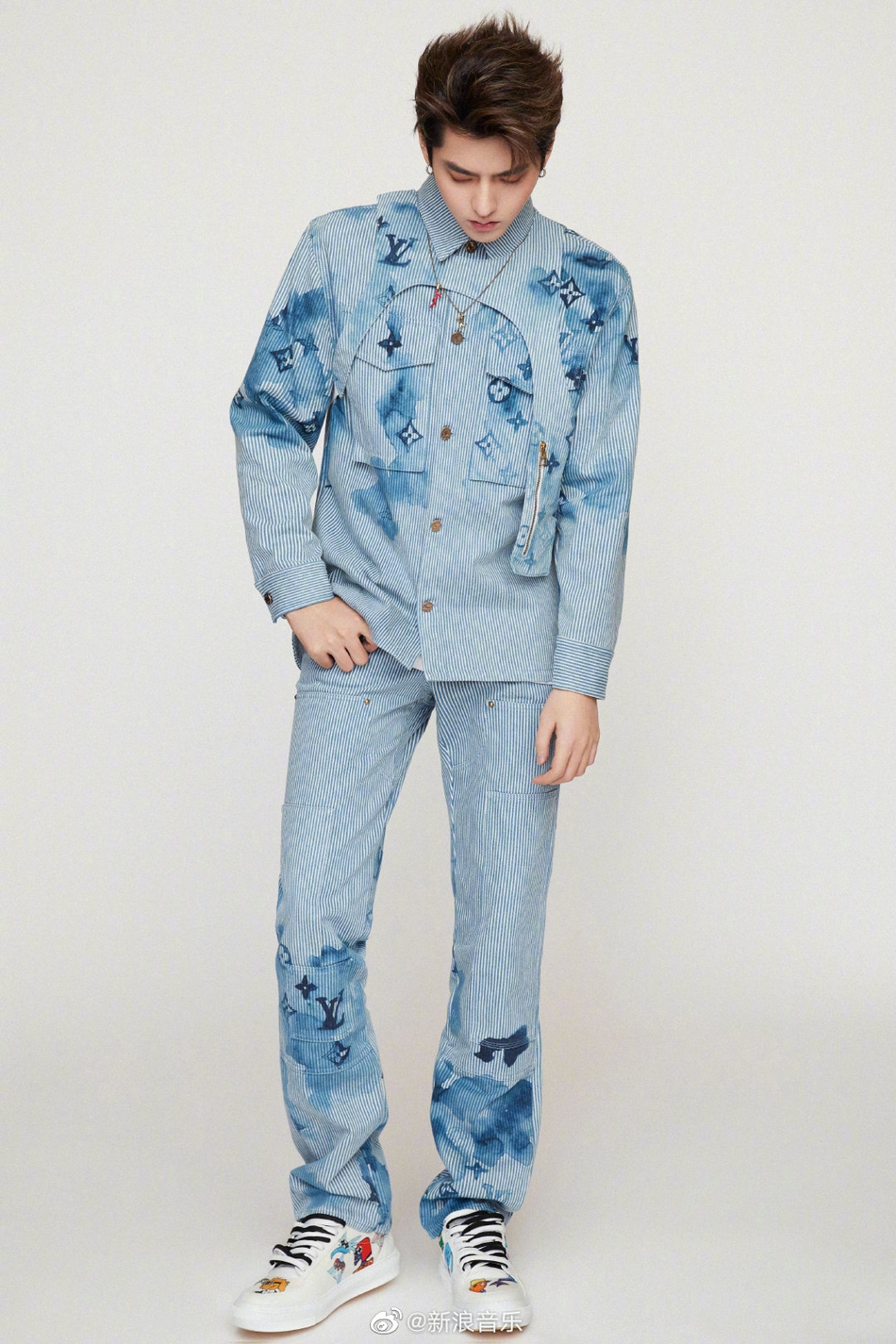 吴亦凡蓝色牛仔套装清爽干净写真