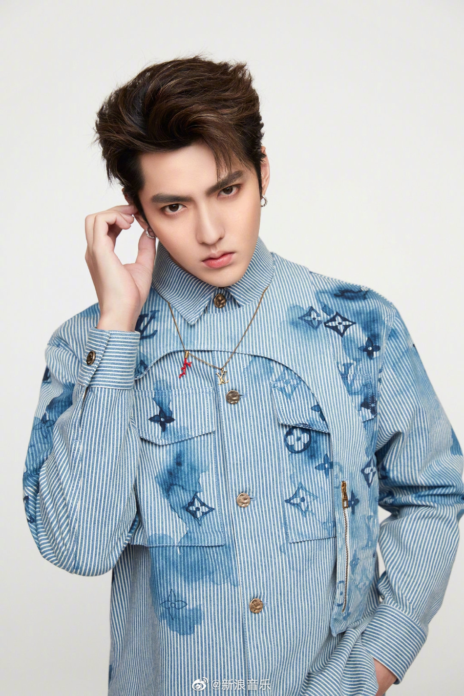 吴亦凡蓝色牛仔套装清爽干净写真