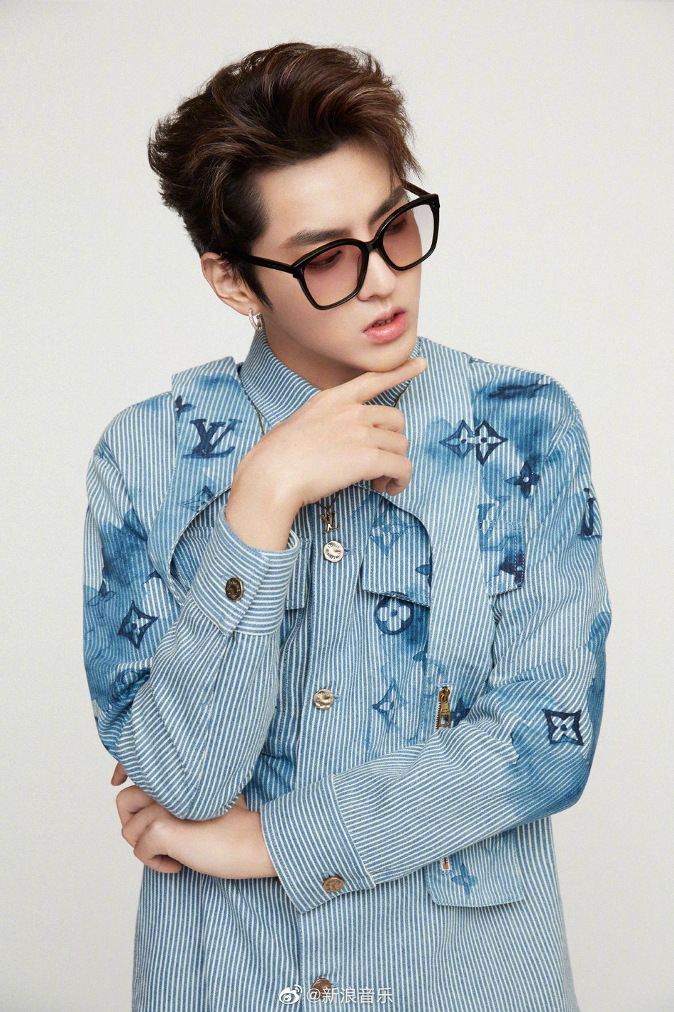吴亦凡蓝色牛仔套装清爽干净写真