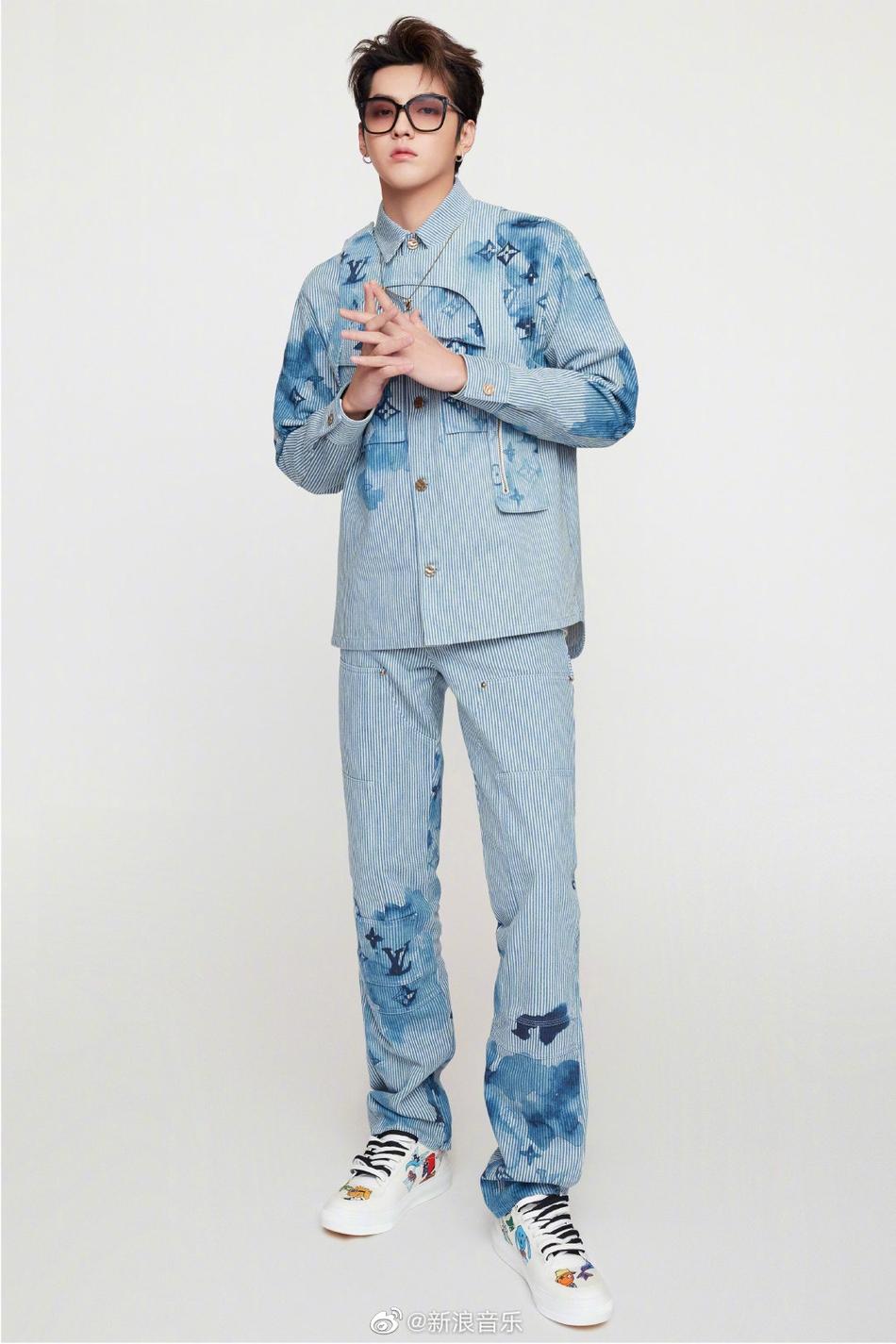 吴亦凡蓝色牛仔套装清爽干净写真