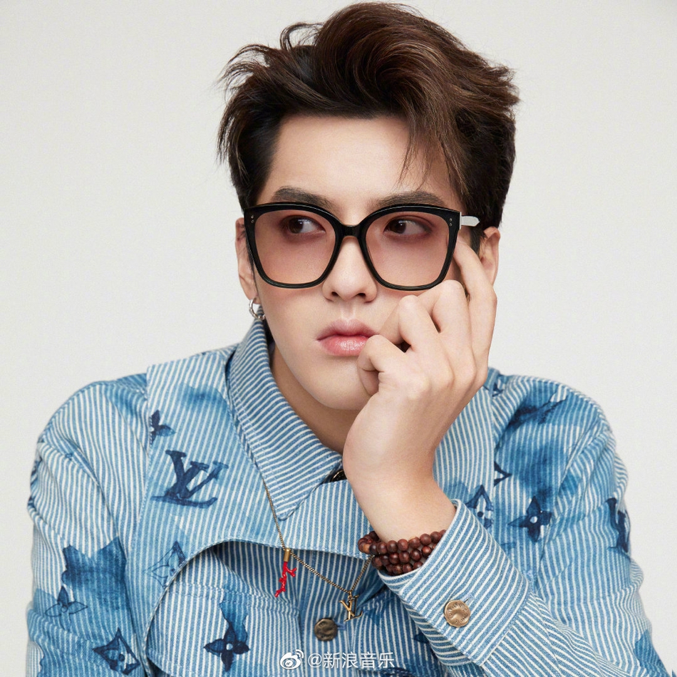 吴亦凡蓝色牛仔套装清爽干净写真