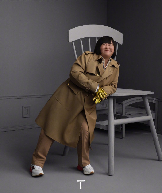 贾玲标志性短发诙谐又鲜活写真