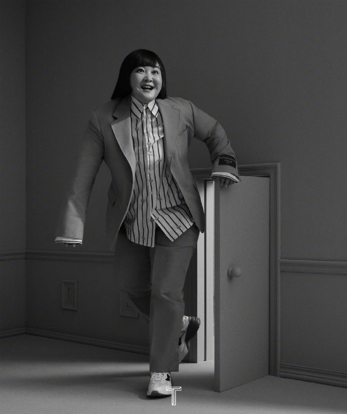 贾玲标志性短发诙谐又鲜活写真