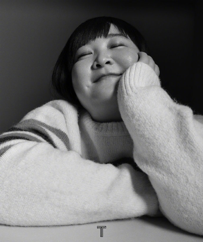 贾玲标志性短发诙谐又鲜活写真