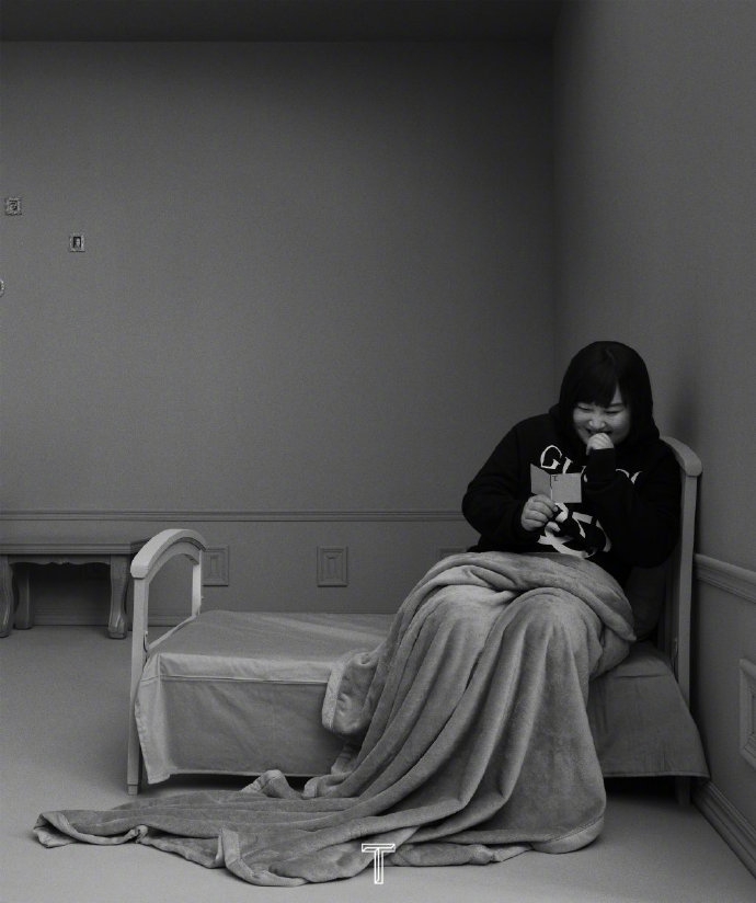 贾玲标志性短发诙谐又鲜活写真