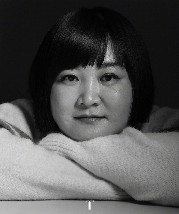 贾玲标志性短发诙谐又鲜活写真