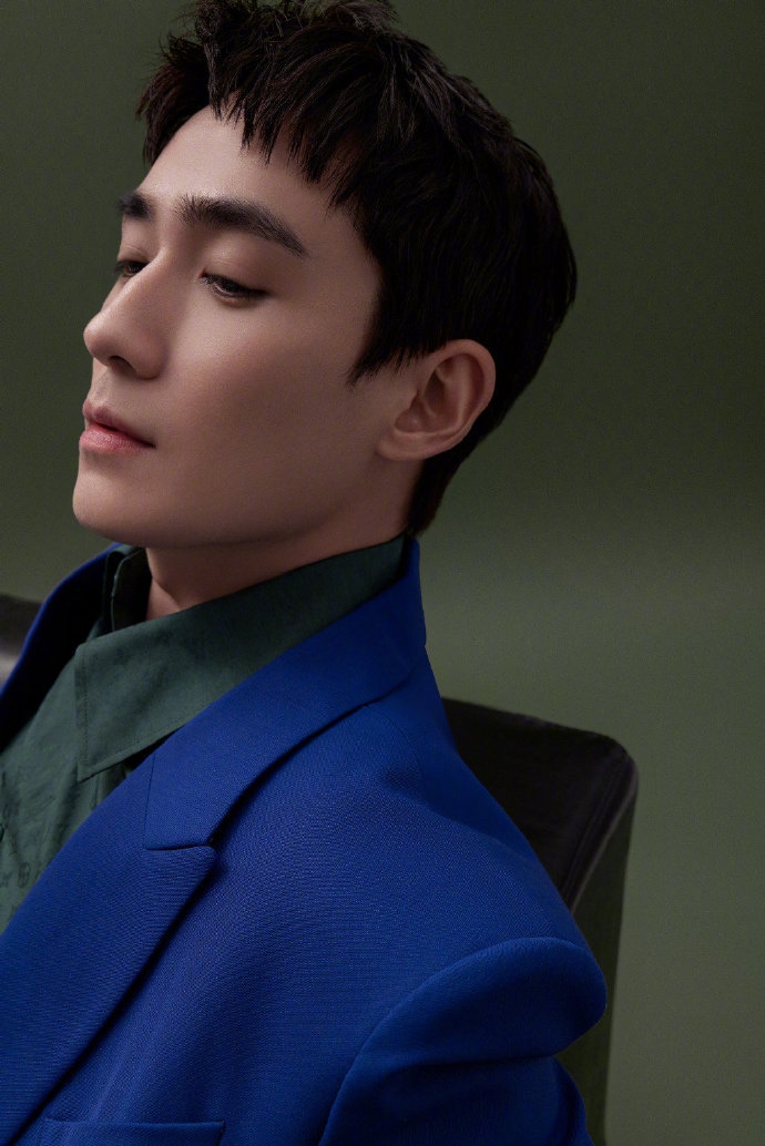 朱一龙宝石蓝西装沉稳大气写真