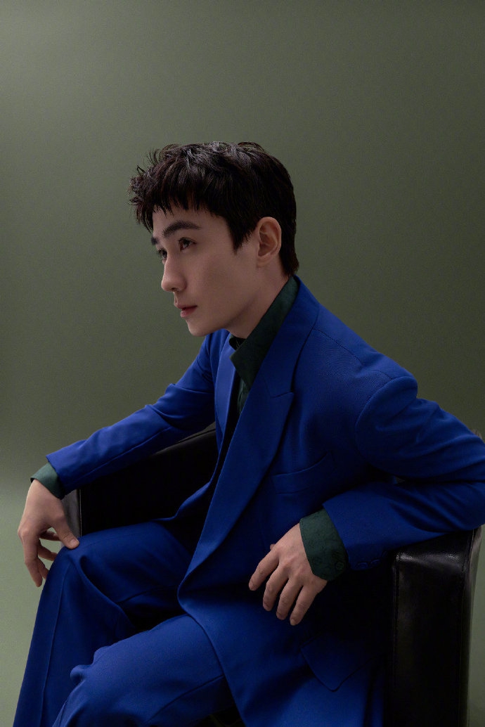 朱一龙宝石蓝西装沉稳大气写真